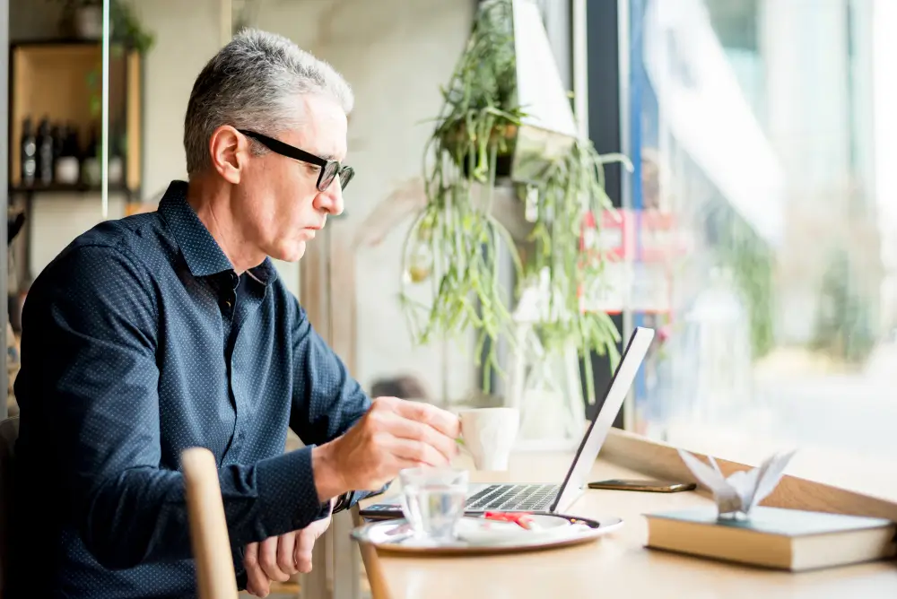 Transition professionnelle après 50 ans : changer de cap sans tout perdre